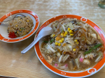 実家の両親が遊びに来たのでめちゃくちゃ久々の外食！外は暑い！！ランチ時、めちゃ混みで3件も振られまして&hellip;はじめてのランチ難民&hellip;長崎ちゃんめんへ〜皿うどん、炒飯セ&hellip;のInstagram画像