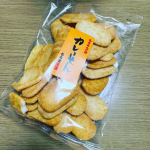 u0040mochidangomura 様のカレーせんを紹介させていただきます😊サクサクなお煎餅とスパイシーなカレー味がマッチしてとっても美味しい✨✨食べ出したら止まらなくなること間違いなし🤣&hellip;のInstagram画像