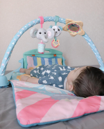 相変わらずハマってる、toptotsのベビージム👶🏻毎日たくさんキックしてます🦶🏻暑すぎて外になかなか出れないから、お家でこうやって遊べるものがあるとむしゅこも退屈しないみたい🥰お&hellip;のInstagram画像