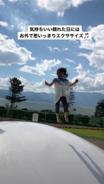 天気の良い日はお家から飛び出してお外で思いっきりエクササイズ❣️　　とんで、跳ねて　最後はいつも大爆笑😆　　　#ポンポン運動会 #ポンポンキューブ #アスミール&hellip;のInstagram画像
