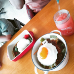 先日地元のハワイアンカフェで親子3人ご飯食べました🌴お子さまカレーがレトルトチンとかじゃなくてちゃんと作られてるし具もたくさんだしライスもかわいいし500円とは思えないクオリティ✨#ハ&hellip;のInstagram画像