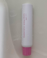 ⁡高濃度炭酸10,000ppmの炭酸クレンジング🤍メイク汚れをやさしく浮かせてするんと落とします🐬摩擦レスクレンジング最高ー🥹ハンドプレスして馴染ませるとオイル状に✨軽く馴染ませて落とすだけ&hellip;のInstagram画像