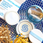 ・韓国コスメで有名なG9のウユクッションクリームのクールタイプ🕊パケも白と青で爽やか☀️肌に付けるとひんやり✨ブルーのぐるぐる部分もトーンアップ効果で肌に色がつきます✨馴染ませるといい&hellip;のInstagram画像