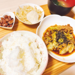 🍳#おうちごはんホシサンのポン酢を使ってキャベツと豚肉のポン炒め🐖♡副菜はもやし和え、金時豆、味噌汁。あと大根のお漬物も🥢明日は金曜日。時間が経つのが早過ぎ&hellip;のInstagram画像