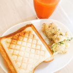 🍞#おうちごはんチーズたっぷりのホットサンドにポテトサラダと人参ジュース🥕✨ホットサンドメーカー久しぶりに出したな😳欲張って6枚切りで作ったらすっごいボリュームにな&hellip;のInstagram画像