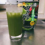 冷水にすぐ溶けてすぐおいしい！暑い時期にもお湯を使わず手軽にお茶が飲めていいですね。味付けは砂糖多めで甘め。　いま気づいたけど同じような名前の他社商品いろいろあるんだね。材料も味も違うから気をつけない&hellip;のInstagram画像
