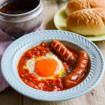 。。作ってみたいと思っていた中東のたまご料理シャクシュカ風の朝食。クミンなどのスパイスを入れたトマトソースと半熟たまごがとろり🌼パンにつけながら食べると最高😆🥚はたまご&hellip;のInstagram画像
