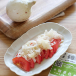 モニプラさまより玉ねぎ2種をいただき食べ比べてみました。白い方が北海道産の「雪景色」、茶色の方は兵庫県淡路島産「蜜玉」です。雪景色は北海道で一番早く収穫、出荷される新玉ねぎで、生でも加&hellip;のInstagram画像