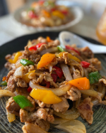ひとつ前の電子レンジで作った豚肉の生姜焼きを同じ材料、同じ調味料を使ってフライパンで作ったのがこちら( ́&bull;ૢ⌔&bull;ૢ ̀)♡フライパンで作った方が野菜の水分出なくてタレもしっかり具材と絡まって&hellip;のInstagram画像