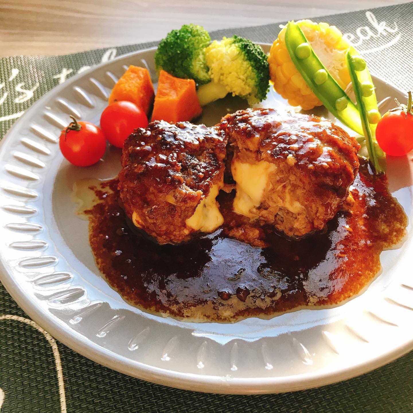 口コミ投稿：いつかの一皿。チーズインハンバーグ。**長男がハンバーグ食べたいと言うので。たま…