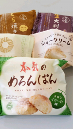 夏休み中のある日のおやつ🥰　先日の話になるのですが、夏休み中の子ども達とのおやつに八天堂さんの新商品詰合せを～😊　　クリームパンマスカット、本気のメロンパン、シ&hellip;のInstagram画像