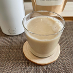 .オーツミルク🥛.電気ケトルで簡単にオーツミルクが作れちゃう😋.待ち時間を調整すると好きな甘さにできるし環境に優しいから◎.温かいままでも良いけれどアイスオーツミルクにするのがオスス&hellip;のInstagram画像
