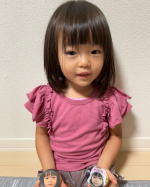 みんなのバッジで、娘の写真をバッジとマグネットにしたよ❣️早速パパと争奪戦🤣私は普段使用の手提げバッグに、パパはボディーバッグに📛アプリから簡単操作ですぐに完成したよ。注文した翌日には発送完了メー&hellip;のInstagram画像