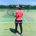 暑い〜🥵それでもテニスはやってしまう🎾最近使ってていいな。と思ったのがこのレギンス。真夏にレギンスって日焼け効果はバッチリだけど、暑すぎてどうにかならないものか。。と思ってたけど、スリムウォークの&hellip;のInstagram画像