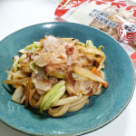 ♡焼うどん〜🍴焼きうどんやお好み焼きに花かつおをかければより美味しくなるね❤見栄えもアップ✨お料理にかけたり、出汁をとったり、便利なマルトモ様の花がつお🌸&hellip;のInstagram画像