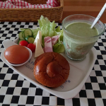 .#簡単おうちモーニング夏季休暇も終わり、今日からまたお仕事#オーツ麦若葉 を主原料に玄米由来の #乳酸菌 を加えた #飲む野菜オーツ麦の実はその栄養成分の豊富さで注目されていますが、そ&hellip;のInstagram画像