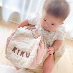 ..みんなのバッジできーちゃんの100日記念写真を缶バッジにした〜🧸💓お祝いでもらったリュックに🥰なにこれ？あたち？ってじーっと見つめる娘っ子でしたとさ🤣❤️そ&hellip;のInstagram画像