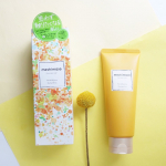 金木犀の甘い香りを嗅ぎながらピーリング💛華やかな金木犀に、甘酸っぱくビターなオレンジフラワーも加わった、かわいらしい香り。シュガースクラブの入ったザクザクっとしたジェルですが、肌にのば&hellip;のInstagram画像