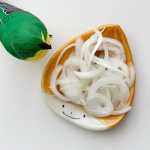 玉ねぎ皿に、玉ねぎのせて食べ比べ🥰.★北海道の新タマネギ　雪景色こちらは、みずみずしくって、生で食べても焼いて食べても相性がよいタマネギ🧅.☆淡路島のあま～いタマネギ　蜜玉甘みの強い蜜玉は&hellip;のInstagram画像