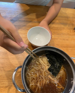 長い夏休み、子供達も料理に挑戦しています。この日はお水無しでできるキンレイの『お水がいらないカドヤ食堂中華そば』を作ってみましたꕤお水が要らないのでそのままお鍋にポンと入れて弱火で凍ったスープ&hellip;のInstagram画像
