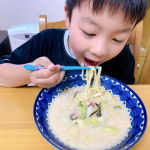 お水がいらない冷凍ちゃんぽんを大和が作ってくれました❤️お鍋で温めるだけだけど😂♡パパとママの分も作ってくれて、見てたらお腹すいてきたー‼️とおかわりしてました😋笑♡麺ももちもちで&hellip;のInstagram画像
