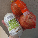 YOURONIONS 雪景色　蜜玉　セット🌿＼北海道の新タマネギ／北海道で一番早くに収穫・出荷されるタマネギ。果肉は柔らかく、外皮も薄い&hearts;️雪景色のポイントは、みずみず&hellip;のInstagram画像