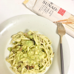 🍝SUNAOもっちりパスタでアボカドカルボナーラ作った🥑リュウジさんのレシピいつも参考にしてる！生クリーム使わないしアボカド美容にもいいから夏バテしててもガッツリ食べられる🥺　鷹の&hellip;のInstagram画像