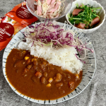 #モンマルシェ さんから #野菜をMOTTO の新商品 #チリコンカンカレー 3個セットを頂きました。具材は国産野菜使用、 保存料化学調味料・着色料・不使用、なんといっても常温保存可能なのが嬉しい&rarr;さ&hellip;のInstagram画像