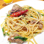 ちょっと前にずーっと気になっていた@shutters.ys でランチ&hearts;️子どもと行ってきました！大きな水槽の前の席だったので、子どもも嬉しそうでした🎵#スペアリブ と#アップルパイ&hellip;のInstagram画像