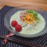 .もう今日から9月だというのに、しつこく #おそうめん 😂🍴 #青汁豆乳そうめん豆乳に #青汁 と塩麹を加えたスープに、おそうめん投入😜冷凍トマトとツナ缶、コーン缶、豆苗をトッピングして、&hellip;のInstagram画像