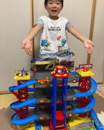 トイザらス様よりジャンボパーキングガレージをモニターさせて頂きました(*&acute;︶`*)♡Thanks!箱を見た瞬間大きな箱で長男大興奮！！たくさんパーツがありましたが「僕が作る」&hellip;のInstagram画像