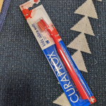 モニター商品投稿&rarr;クラップロックスさんの子供用歯ブラシ！持ち手が八角形になっていて小さな子供でも握りやすい形で、ブラシ部分は柔らかく毛の量が多いので子供の弱い力でもきれいに磨けそうです❢ま&hellip;のInstagram画像
