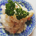 夕食のおかずがもう1品欲しいときにヤマザキのポテトサラダ⤴️⤴️⤴️😊袋から出しただけでも良いのですが、パセリをのせるだけで、こんなに美味しそうになります‼️😚地味ながら、じゃがいも🥔ゴロゴロ&hellip;のInstagram画像