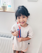 ✧クラプロックスという歯ブラシを頂き、使ってみました♡スイスの歯ブラシで、色がビビットでとっても可愛い😳♡見た目からして毛の部分がギッシリで、娘が歯を磨いた瞬間『気持ちいいーーーー&hellip;のInstagram画像