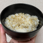 モニプラファンブログで当選した玄米を頂きました😋玄米を軽く洗ってジャーの中へ。お水を入れて1時間。3枚目のように少しまるまるした玄米😌そこに白米も投入〜！玄米と白米を1:1。玄&hellip;のInstagram画像