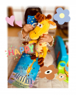 トイザらスさんから届いたジェフリー🦒ぬいぐるみ大好きな娘は大喜び(笑)ジェフリーが主人公の絵本とじゃんけんカードも一緒に入っていて早速遊びました❀.*･ﾟ全然違う遊び方をしているけど(笑)&hellip;のInstagram画像