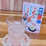 玉露園の梅こんぶ茶に減塩タイプがあるの嬉しい！粉末だから冷水でも溶けて簡単にアイス梅こんぶ茶が飲めちゃう。料理にも使いやすいから冷たい梅こんぶ茶蕎麦も作ってみた&darr;梅こんぶ茶15グラム・液体白だし&hellip;のInstagram画像