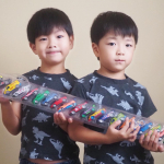 「スピードシティ ミニカー25＋アクセサリー10 ダイキャストビークル」をお試ししました。25台のミニカーと標識やコーンなどのアクセサリーが細長いケースにすっきり収まったパッケージです。あ&hellip;のInstagram画像