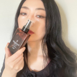 アラフィフの私が、Harbal Leafオーガニックヘアオイルを一ヶ月お試ししました。まず驚いたのが、香り♪紅茶キャンディーの様なみんなが好きな香り。少女っぽさも大人っぽさも感じる香りが髪に纏&hellip;のInstagram画像