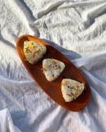 今日のごちそうおにぎり。炒り卵ネギきんぴらごぼうご飯の素簡単美味しい。フライパンで炒り卵作ったらねぎときんぴらごぼうご飯の素とご飯を投入。フリーズドライのお味噌&hellip;のInstagram画像