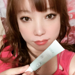 G9 UYU ESSENCE UV CREAM私はミントフィルターを使わせていただきました。緑のお下地で肌馴染みがよく、伸ばしやすくて自然なトーンアップ♡こちらの感動したところが、保湿力があり&hellip;のInstagram画像