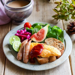 。。小さなオムレツの朝ごはん。きれいなオムレツの形に作るの難しい😅またチャレンジ。。そして毎年楽しみにしているすだちの季節がやってきました🙌すだち好きなので色々&hellip;のInstagram画像