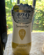 サマーズイブ　フェミニンウォッシュ　シアービューティーのご紹介。くすみの原因を防ぐ二つの成分配合のボディウォッシュです。デイリーケアしながら肌のキメも整えられるのです。ホワイトフローラルの&hellip;のInstagram画像