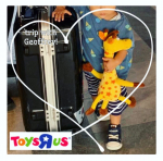 キリンのジェフリー🦒旅行に行くときももちろん一緒✈️33cmのジェフリーを抱えて歩く姿が可愛くてきゅん🫰💕宿泊先のホテルでも一緒に電車ごっこをしたり、肌身離さず遊んでいました👦🦒💓PR &hellip;のInstagram画像