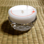 オールインワンジェルのしあわせ想い、金箔入りだー！肌がもっちりしていい感じだけど、驚くべきは翌朝。まだ肌がもっちりしてる。化粧のノリも良い気がするし。#コスメ #スキンケア #スキンケア用品 &hellip;のInstagram画像