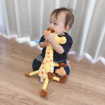 .平日はジェフリー独り占めな息子だけど、休日は姉に邪魔されがち🤣　よく見たら、ジェフリーって星の形の模様なんだよ。　　ジェフリーの絵本も、星に関する内容😊　&hellip;のInstagram画像