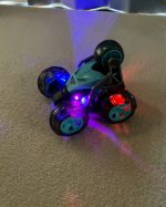 スピードシティ RC スタントツイスター今回はうちの子たちが大興奮する遊び方をご紹介します🚙部屋を薄暗くして遊ぶと、ピカピカ光ってるのがより綺麗で子供たち大喜びして遊んでくれます🌟&hellip;のInstagram画像