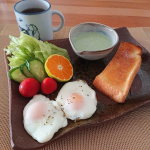 .おうちモーニング冷凍卵で1つの卵から2つの目玉焼きいつもの自家製カスピ海ヨーグル には青汁を加えて。水や牛乳(豆乳)にはもちろん、ヨーグルトにもさっと溶けます。新日本製薬様からいた&hellip;のInstagram画像