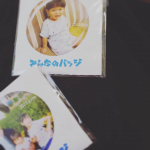 みんなのバッジで子どもたちのマグネットを作り、先日敬老の日プレゼント🎁可愛い孫の写真付マグネットに、喜んでもらいえました。アプリで簡単に編集出来て、すぐ届くのところが良いですよ～💮&hellip;のInstagram画像