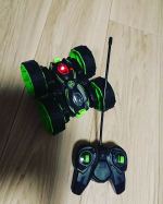 スピードシティ RC スタントクローラートイザらス限定で売っています😊早すぎて中々上手く操作するのが難しく大人がはまってしまいます☺️・360&deg;スピンします。・前輪後輪が回転す&hellip;のInstagram画像